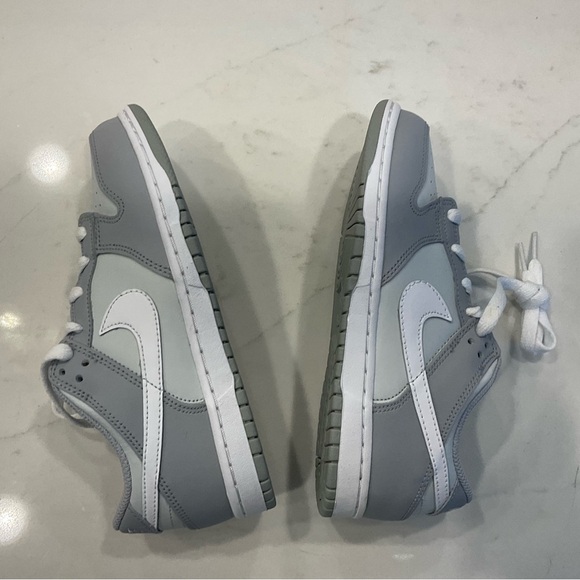 Nike Dunk Low kid size 3y
Two-Toned Grey (GS) sneakers - Picture 15 of 16